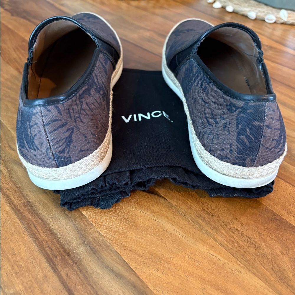 Men’s Vince loafers. Easy slip ons in black and brown neutral colors. - Picture 4 of 6